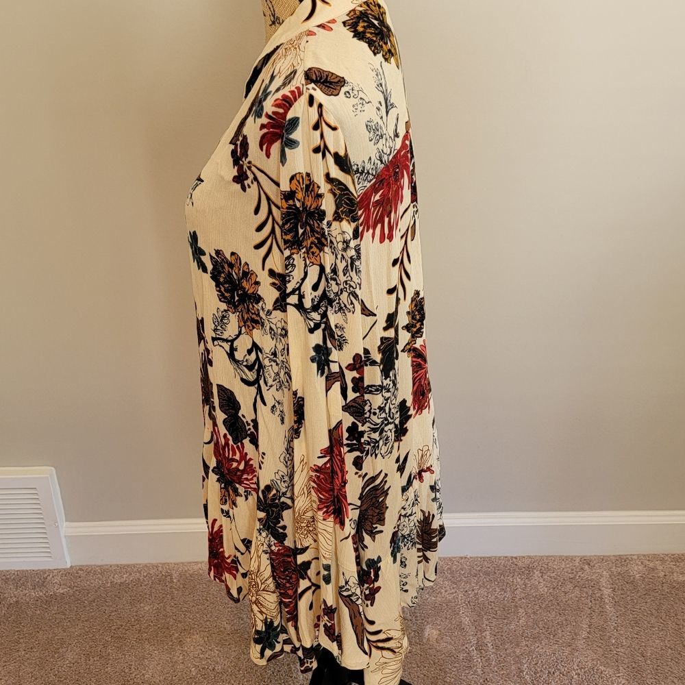 NWOT Easel floral top with tie - Picture 3 of 4